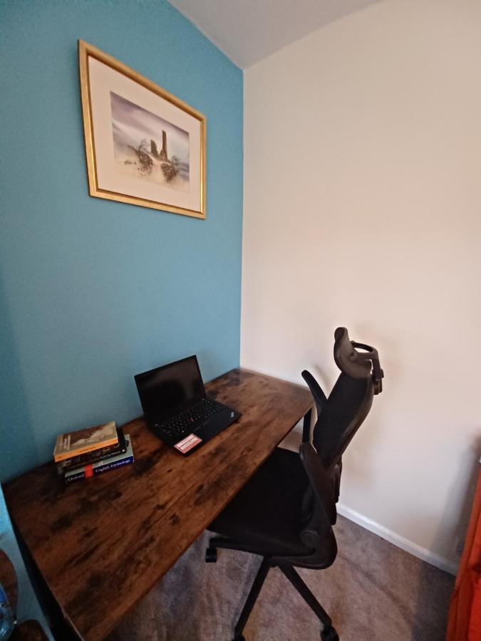 Bushbury Stunning Homestay In Wolverhampton מראה חיצוני תמונה