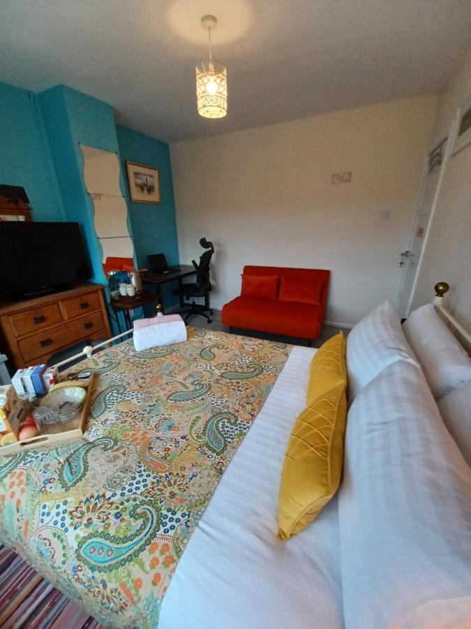 Bushbury Stunning Homestay In Wolverhampton מראה חיצוני תמונה