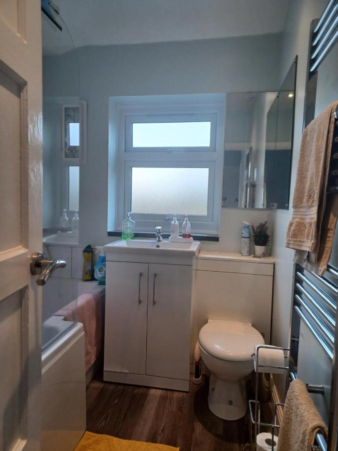 Bushbury Stunning Homestay In Wolverhampton מראה חיצוני תמונה